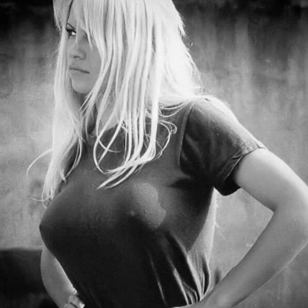 Adil Rami s-a lăudat colegilor că a făcut sex de 12 ori într-o noapte cu Pamela Anderson: „Toți băieții au fost interesați de cum era în pat”