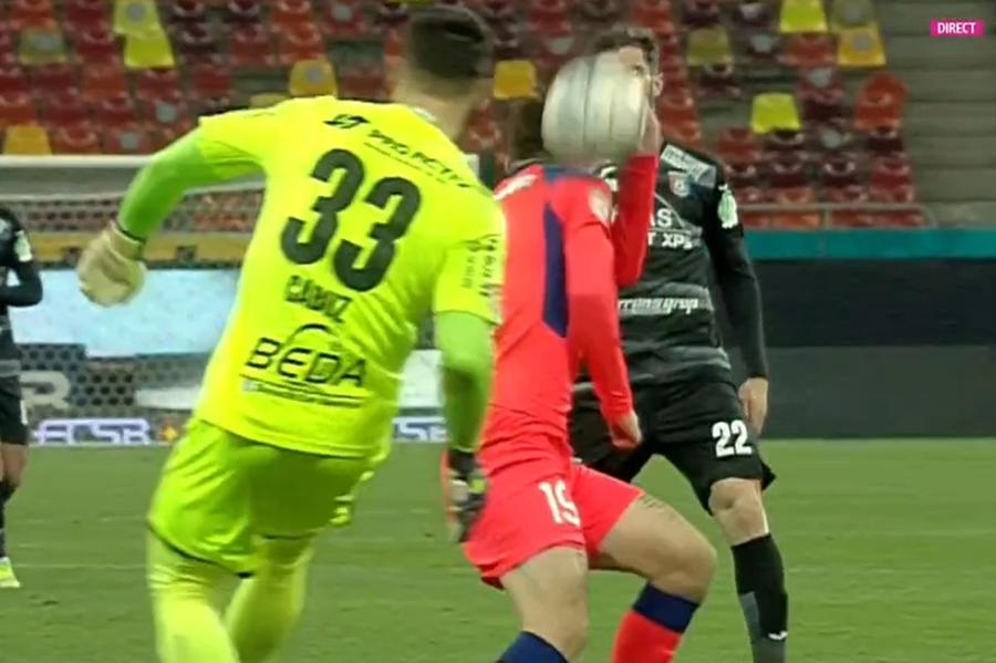 Balonul îl lovește pe Stoica mai degrabă în umărul drept // foto: captură DigiSport Chivulete a anulat două goluri, pe final, în FCSB - Chindia » Ce s-a văzut pe reluările TV