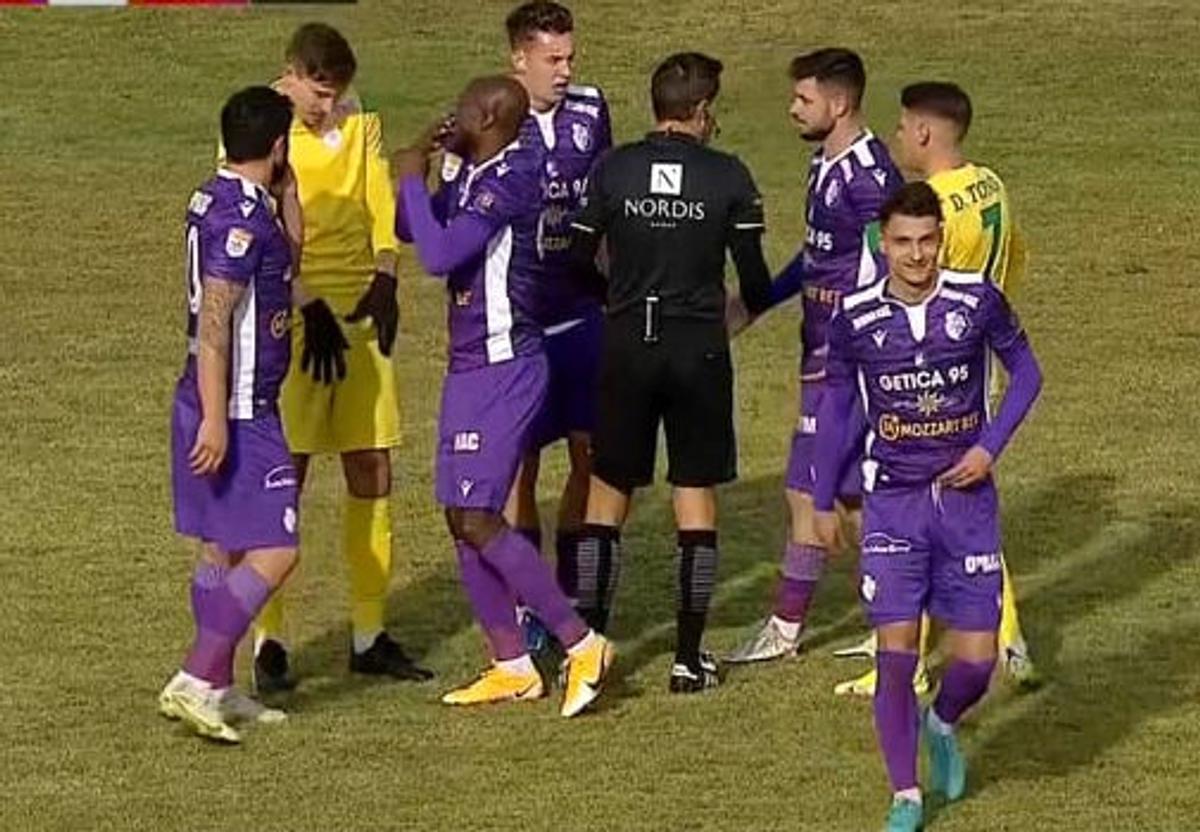 Moment halucinant în FC Argeș - Mioveni » Hațegan a anulat un autogol de „județeană”! De ce a intervenit arbitrul + ce spune Iustin Popescu