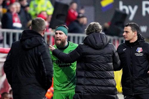 În minutul 35 al partidei dintre UTA și Dinamo, la scorul de 0-0, Cătălin Popa a anulat golul lui Filip Dangubic, după o semnalizare eronată a asistentului Adrian Vornicu. „Centralul” i-a enervat și pe „câini”, în minutul 41, când l-a eliminat pe Ehmann.