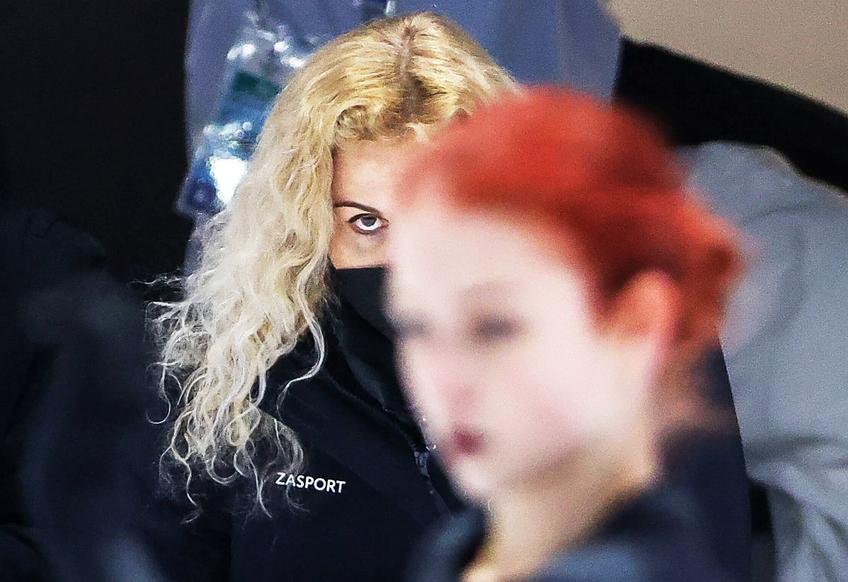 Eteri Tutberidze , în spate, o privește pe patinatoarea Aleksandra Trusova, foto: Imago