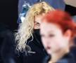 Eteri Tutberidze , în spate, o privește pe patinatoarea Aleksandra Trusova, foto: Imago
