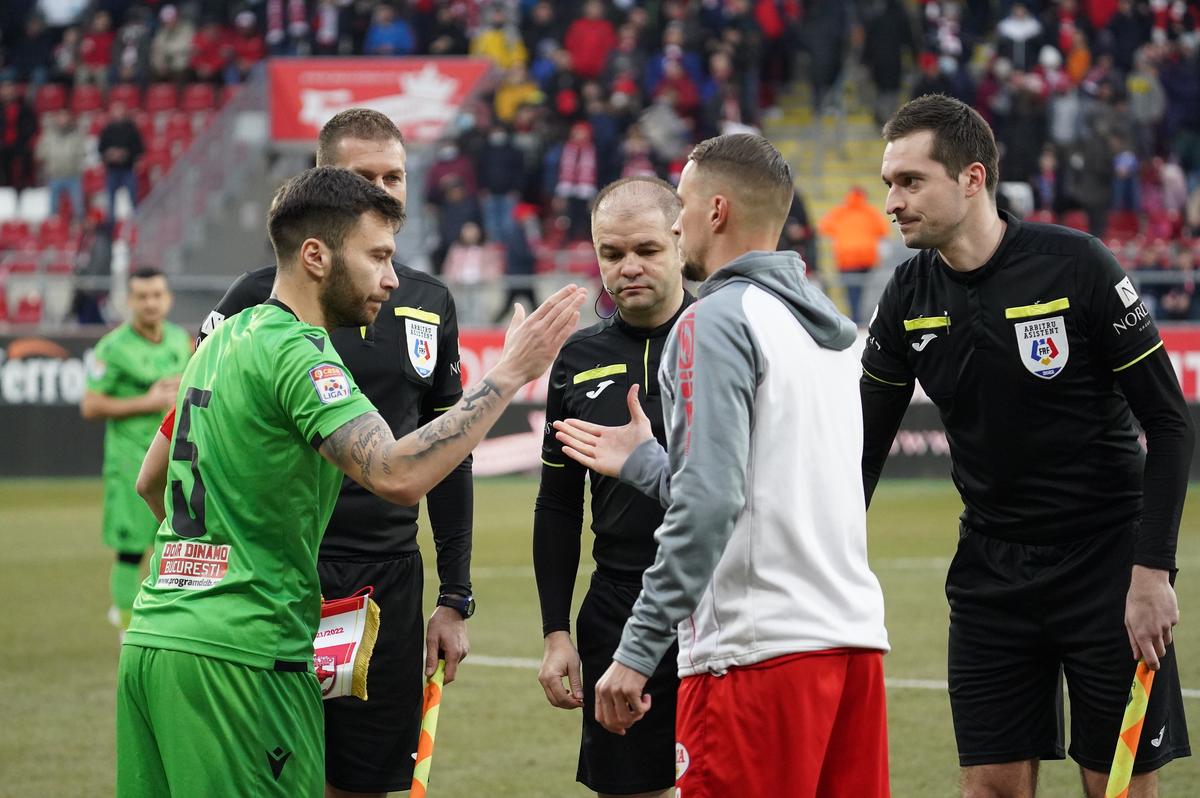 UTA - Dinamo 0-0 » În 9 oameni pe final, „câinii” obțin eroic primul punct în deplasare în acest sezon