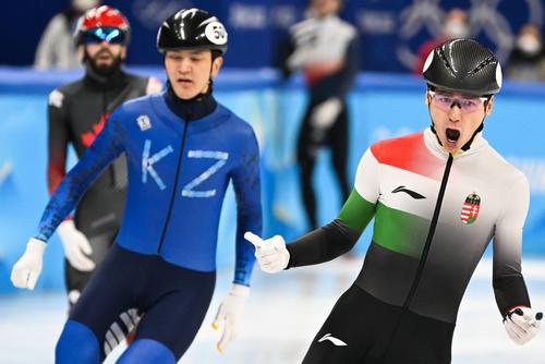 Shaoang Liu (dreapta) a câștigat aurul la patinaj viteză pe pistă scurtă, 500 de metri // foto: Imago Images