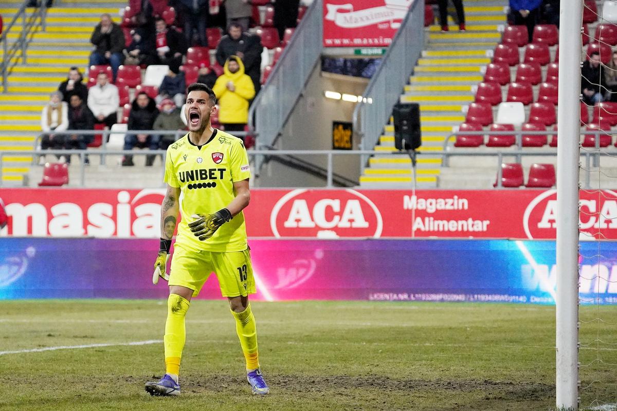 UTA - Dinamo 0-0 » În 9 oameni pe final, „câinii” obțin eroic primul punct în deplasare în acest sezon