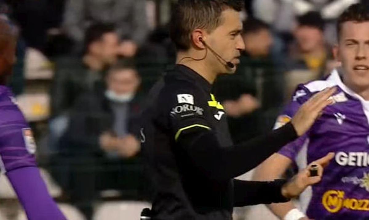 Moment halucinant în FC Argeș - Mioveni » Hațegan a anulat un autogol de „județeană”! De ce a intervenit arbitrul + ce spune Iustin Popescu