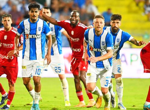 Paul Papp (centru, cu tatuaje pe mâna stângă) a fost dat de CSU Craiova la Petrolul Ploiești.
Foto: Imago