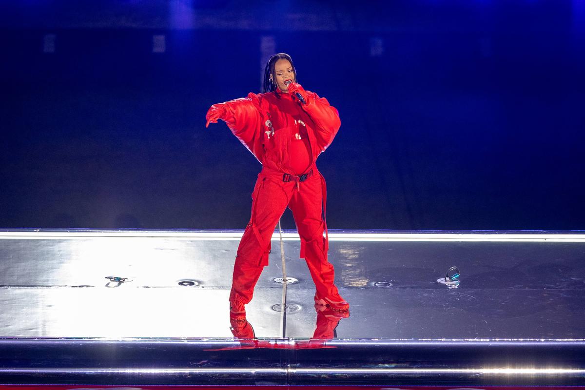Concertul Rihannei la Super Bowl se putea sfârși tragic » Un dansator, la un pas să cadă de la mare înălțime