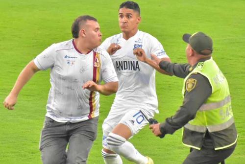 Daniel Catano îl urmărește pe suporterul care l-a lovit/ foto: Twitter