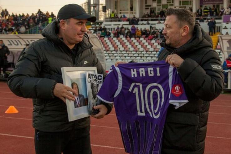Cadoul primit de Gică Hagi de la oficialii lui FC Argeș / Facebook@ FC Argeș