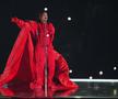 Concertul Rihannei la Super Bowl se putea sfârși tragic » Un dansator, la un pas să cadă de la mare înălțime