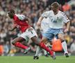 Thomas Hitzlsperger, în 2004, în duel cu Patrick Vieira într-un meci Arsenal - Aston Villa pe „Highbury” Foto: Guliver/GettyImages