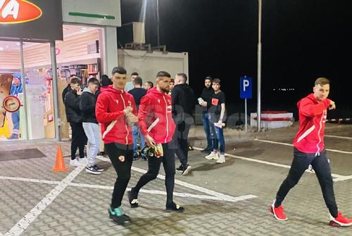 Dinamoviștii au dat nas în nas cu ultrașii în benzinărie // FOTO: GSP.ro