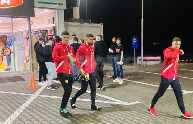 Dinamoviștii au dat nas în nas cu ultrașii la miezul nopții » Scenele surprinse în benzinărie, pe Autostrada Soarelui