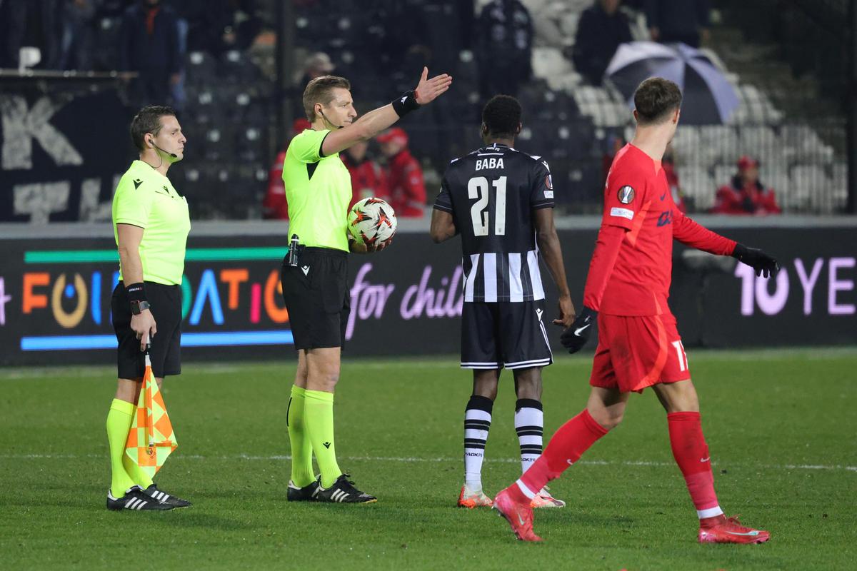 „ROȘU” stupid încasat în PAOK - FCSB » Nici reacția lui Ngezana n-a scăpat nesancționată