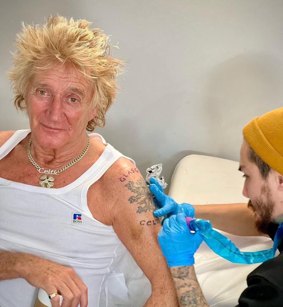 Rod Stewart și-a tatuat emblema lui Celtic pe umăr A apărut alcoolizat bine în studioul amenajat pe gazon și a făcut iureș: „Taci!”