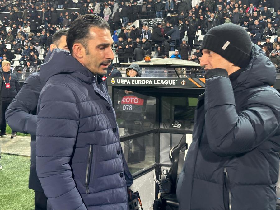 Răzvan Lucescu și Elias Charalambous au dialogat vreme de minute bune / foto: Ionuț Iordache (GSP) FCSB, remontada și victorie ISTORICĂ pe „Toumba” » În zece, PAOK-ul lui Răzvan Lucescu nu a avut replică contra roș-albaștrilor