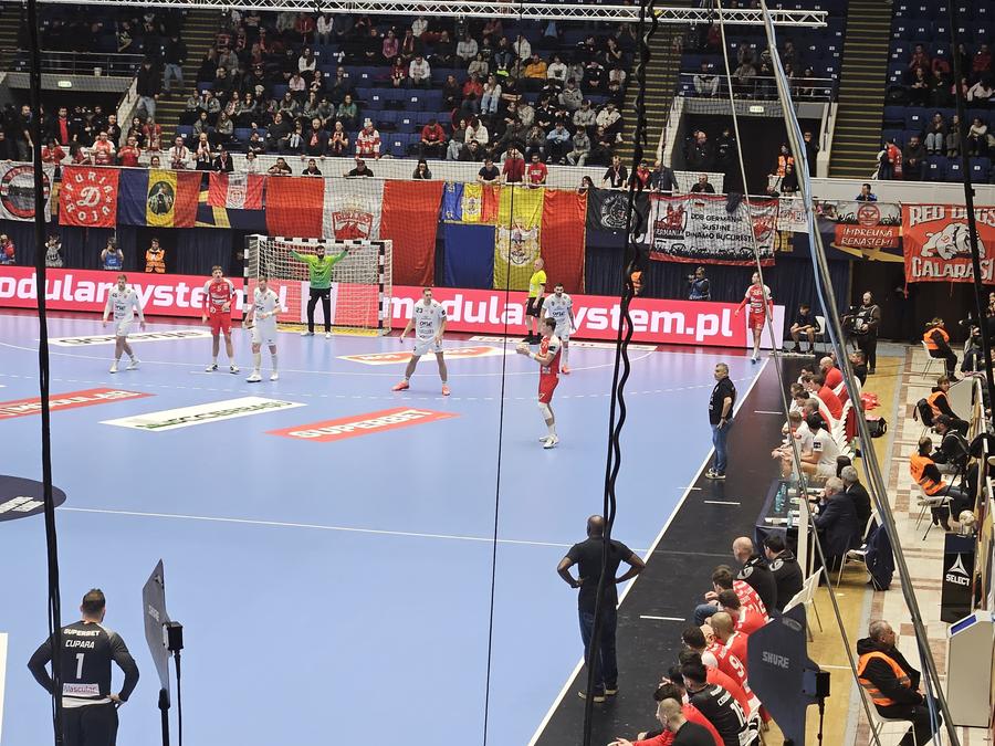 Dinamo, învinsă de Veszprem și la returul din Liga Campionilor » Moment emoționant în minutul 8 al meciului din Polivalentă