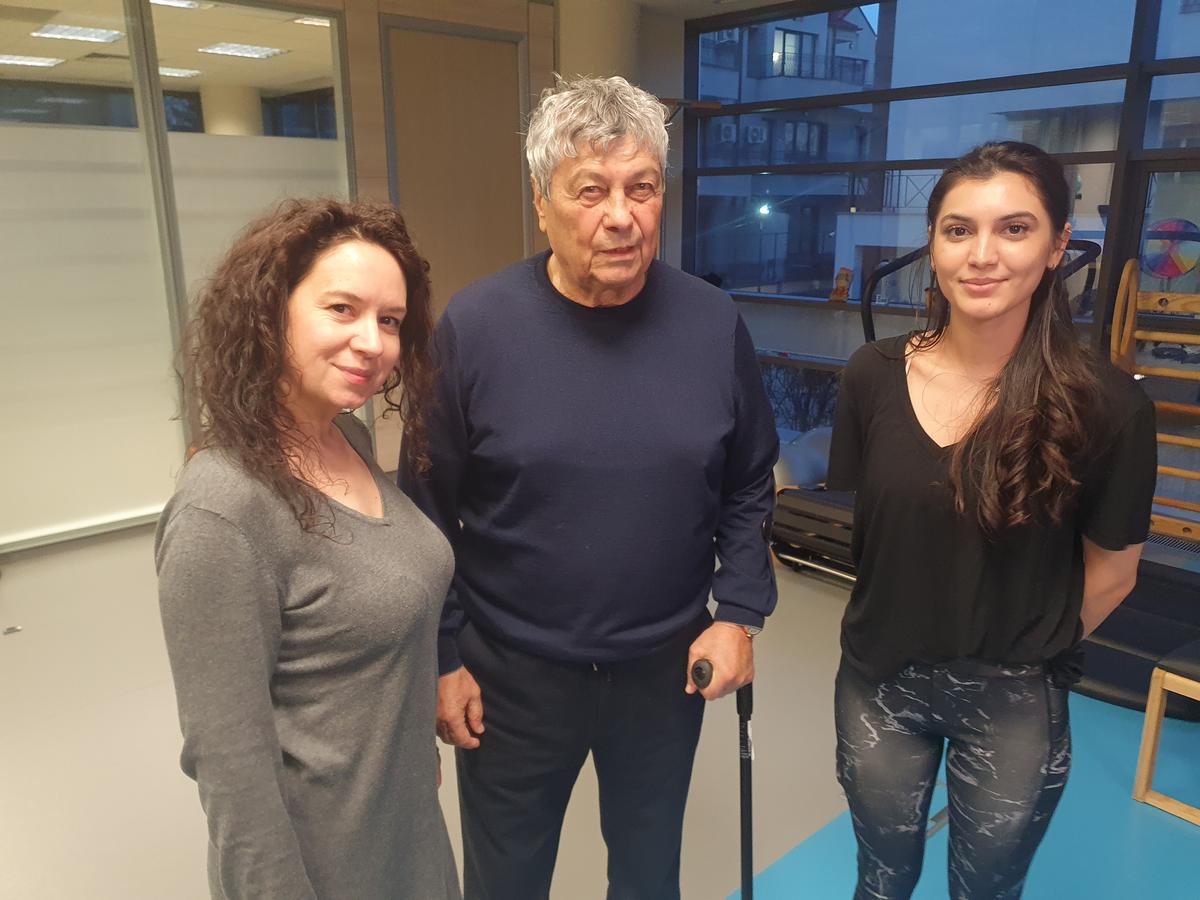 Gazeta l-a vizitat la recuperare pe Mircea Lucescu: „Aveam piciorul foarte umflat” + Obiceiul zilnic pentru o refacere rapidă: „Doar după ce se lasă întunericul!”