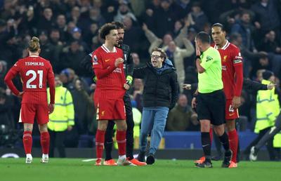 Virgil van Dijk se ia de arbitrul Michael Oliver în scandalul de la Everton - Liverpool: „I-am spus!”