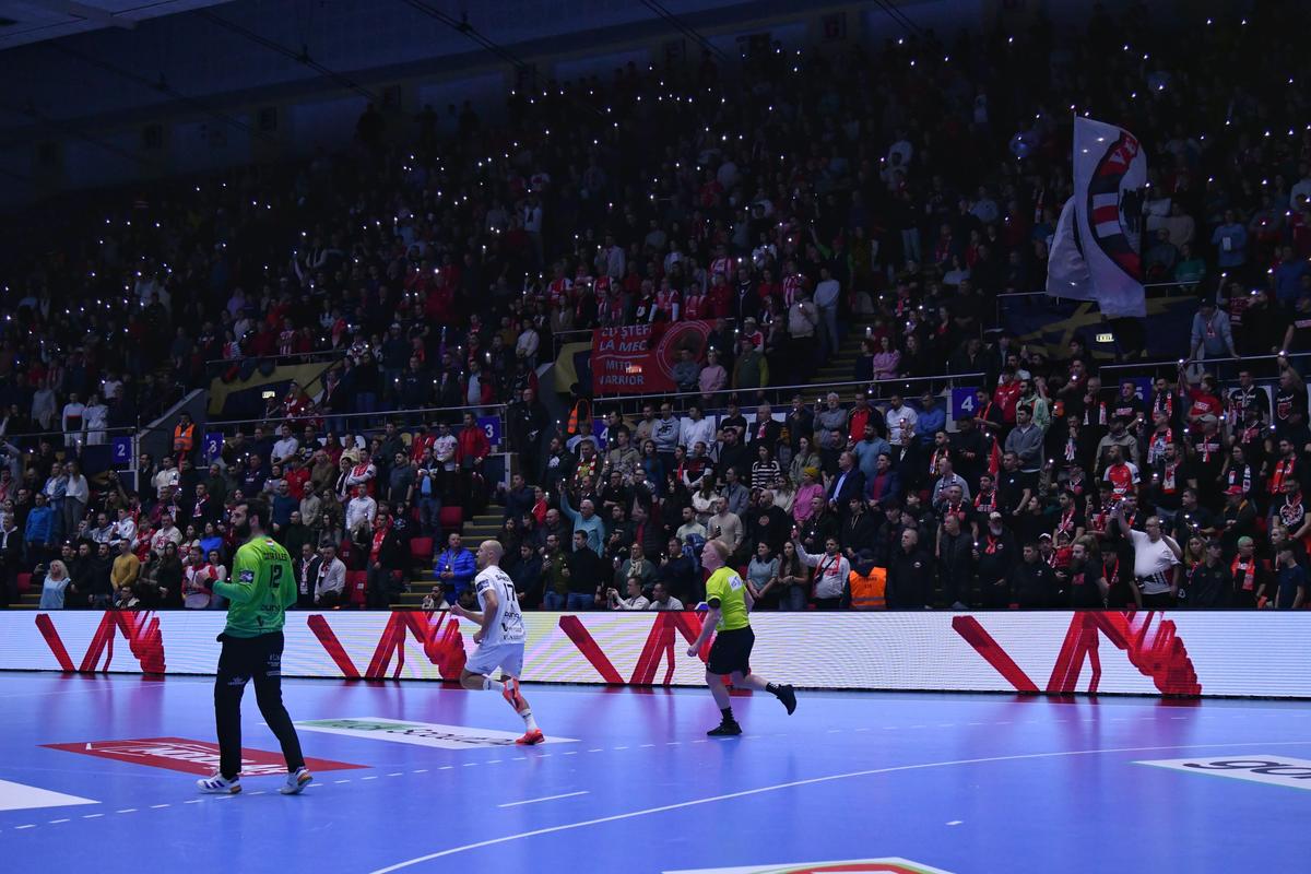 Dinamo, învinsă de Veszprem și la returul din Liga Campionilor » Moment emoționant în minutul 8 al meciului din Polivalentă