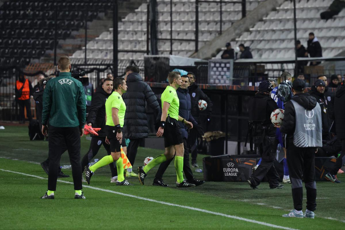 „ROȘU” stupid încasat în PAOK - FCSB » Nici reacția lui Ngezana n-a scăpat nesancționată