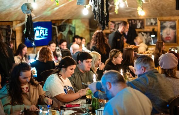 De la peluză la pub: unde mai trăiesc suporterii meciurile în București?