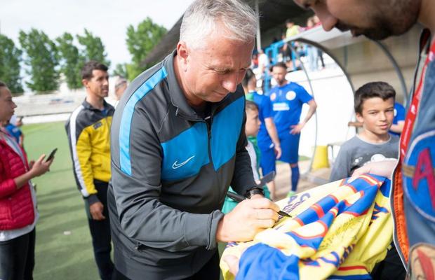 „Ca să vedeți extrema în care se dusese, uitați ce i-a făcut copilului meu!” » Fotbalistul „terorizat” de Dan Petrescu: „Mister, nu mi-am mai văzut soția de o lună!” / „«Treci în autocar!»”