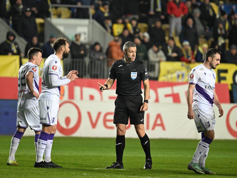 Radu Petrescu a făcut praf meciul Petrolul - FC Argeș. Foto: sportpictures.eu Radu Petrescu a primit amenințări cu moartea! Decizia de ultimă oră a „centralului”