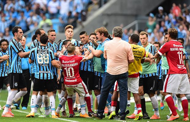 Copa Libertadores: 8 ”roșii” și bătaie generală, cu poliția la marginea terenului, în Gremio - Internacional // VIDEO