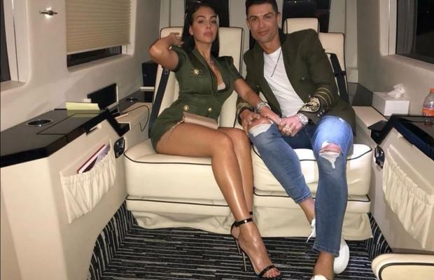 Așa să tot stai în carantină! Cristiano Ronaldo s-a autoizolat alături de iubita sa într-o vilă spectaculoasă