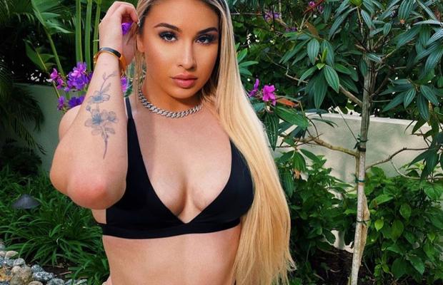 FOTO Imagini electrizante » Sarah Dumitrescu, fiica Anamariei Prodan, îi calcă pe urme: cum s-a pozat pe Instagram