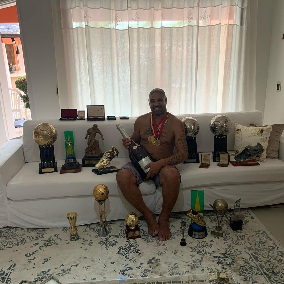 FOTO Unde a ajuns Adriano să locuiască » Fostul atacant al lui Inter și-a vândut casa din Brazilia