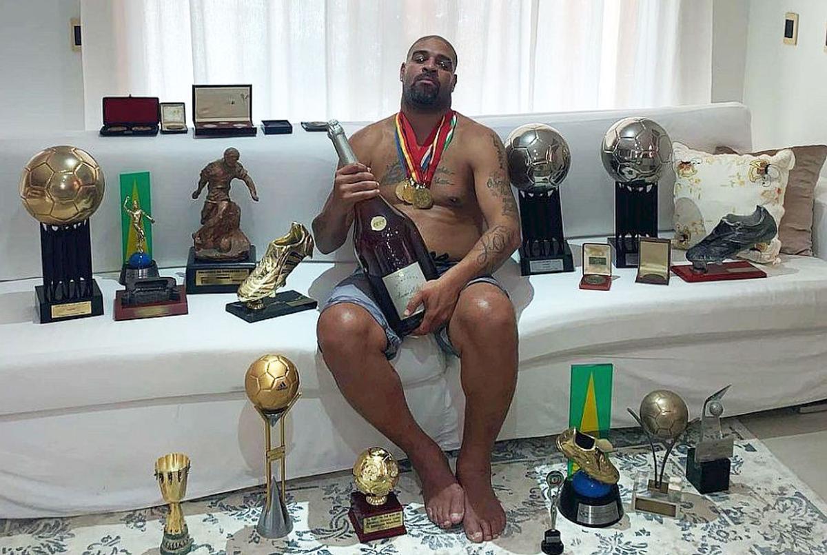 FOTO Unde a ajuns Adriano să locuiască » Fostul atacant al lui Inter și-a vândut casa din Brazilia