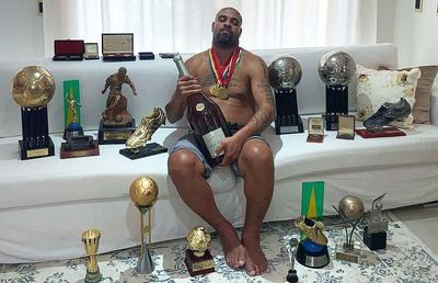 FOTO Unde a ajuns Adriano să locuiască » Fostul atacant al lui Inter și-a vândut casa din Brazilia