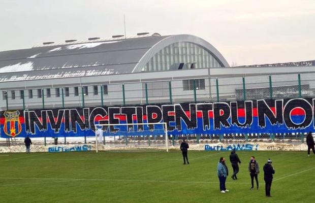 VIDEO UPDATE Ultrașii din Peluza Sud, în Ghencea înainte de Steaua - FCSB 2 » L-au înjurat pe Becali și au vrut să intre în complex după rivală