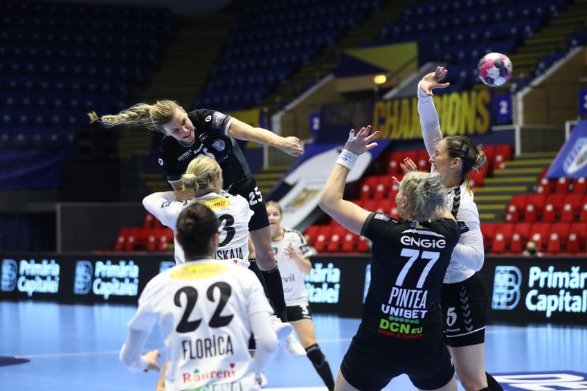 Au fost dueluri tari între jucătoarele celor două echipe //  
FOTO Marius Ionescu