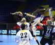 Au fost dueluri tari între jucătoarele celor două echipe //  
FOTO Marius Ionescu