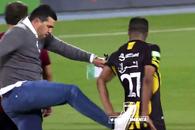 Contra i-a bulversat pe arabi: și-a luat la șuturi jucătorul de bucurie, după victoria care l-a apropiat de titlu