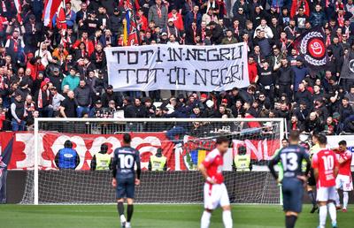 Banner-ul cu aluzie rasistă trecut cu vederea la Dinamo - Poli Timișoara: „Toți în negru...” » „Câinii” au comis și o eroare gramaticală