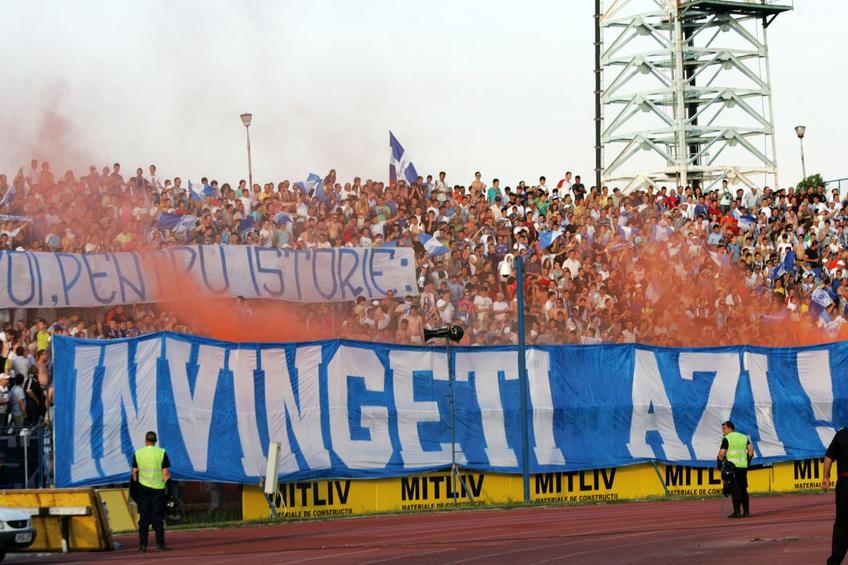 Cu 25.000 de spectatori în tribunele vechiului „Oblemenco”, Universitatea a clacat. A cedat la limită cu FC Vaslui, 0-1 / foto: Arhivă Gazeta Sporturilor
