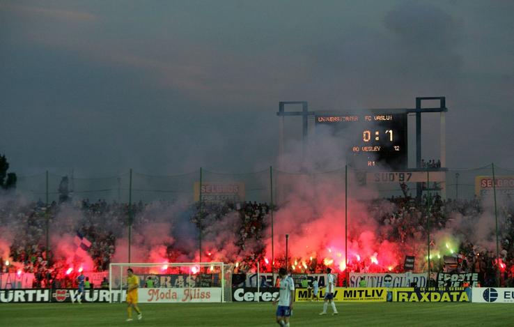 Cu 25.000 de spectatori în tribunele vechiului „Oblemenco”, Universitatea a clacat. A cedat la limită cu FC Vaslui, 0-1 / foto: Arhivă Gazeta Sporturilor