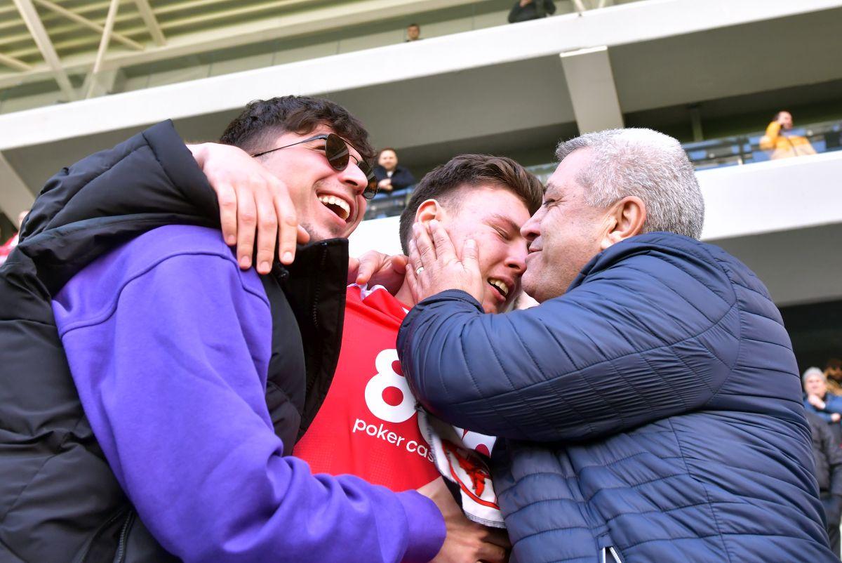 Povestea celui mai emoționant moment de la calificarea lui Dinamo în play-off: „Dacă el suferă, ei mor pe dinăuntru. Anul trecut, tatăl lui a făcut infarct în timpul meciului”