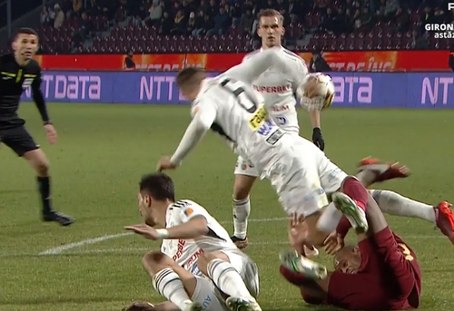 CFR Cluj - U Cluj » După prima repriză, campioana își conducea rivala din oraș cu 3-0. În primele 45 de minute, gazdele au beneficiat de două lovituri de pedeapsă, ambele transformate.