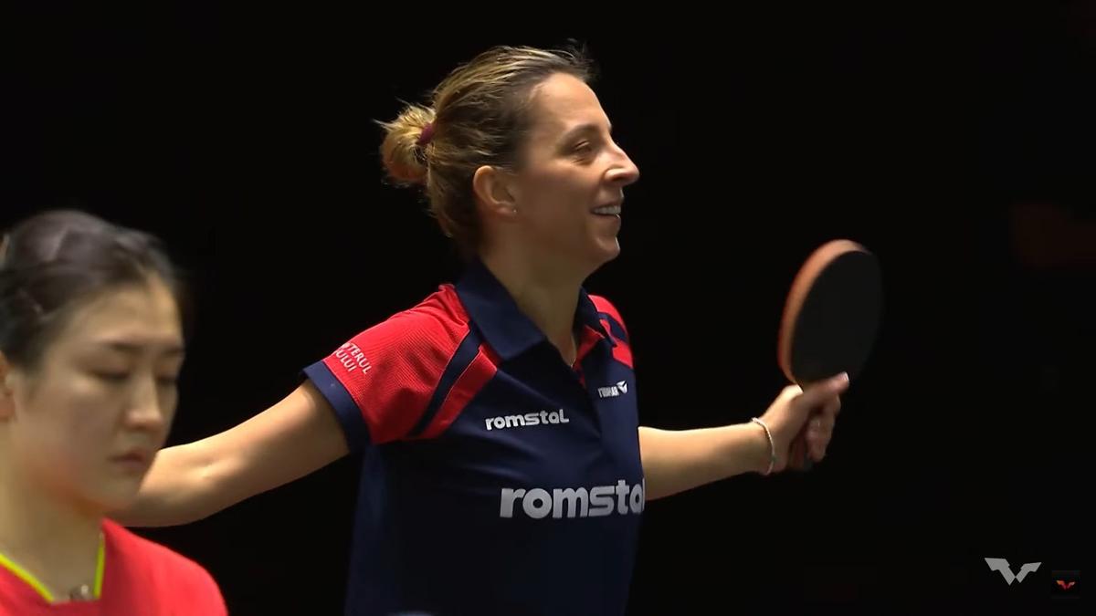 Eliza Samara - Chen Meng, la Singapore Smash / Foto: Facebook @ Federația Română de Tenis de Masă