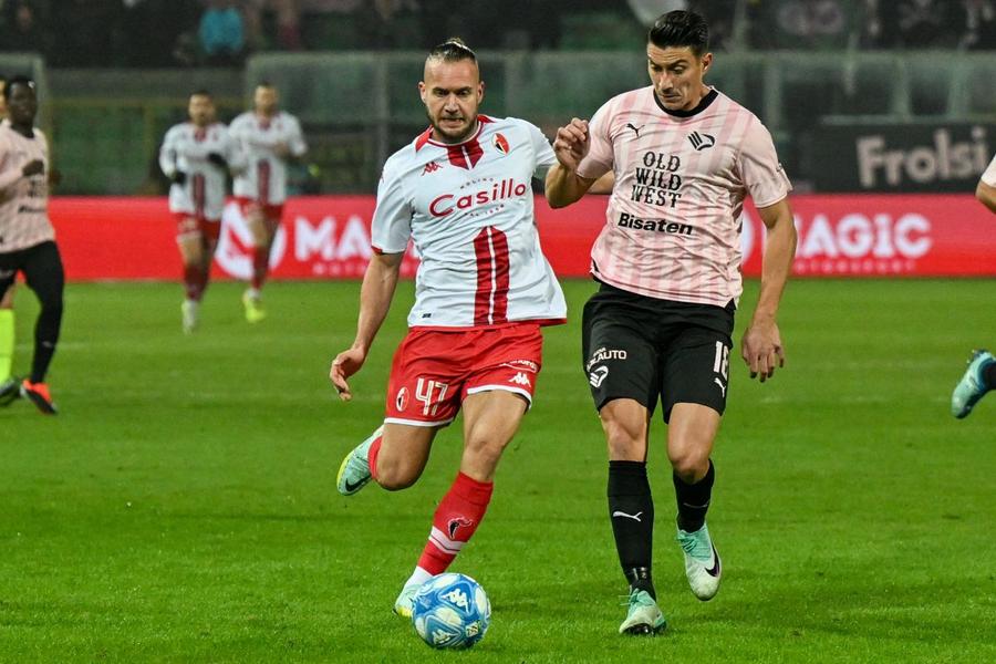 Ionuț Nedelcearu, pe 2 februarie, în duel cu George Pușcaș, colegul de națională, la Palermo - Bari 3-0 Foto: Imago Cum a renăscut Nedelcearu în 2024 » Șansa pe care nu a ratat-o! „Arma letală” a lui Palermo a regăsit naționala. Vrea la Euro