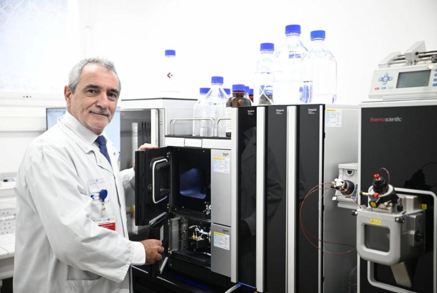Jean-Claude Alvarez, în laboratorul din Garches // sursă foto: P.Lahalle via L'Equipe Francezii au mers în vizită la expertul care a scăpat-o pe Halep de suspendare » Aparatul de 600.000 de euro cu care a demonstrat că „Simona nu se dopase”