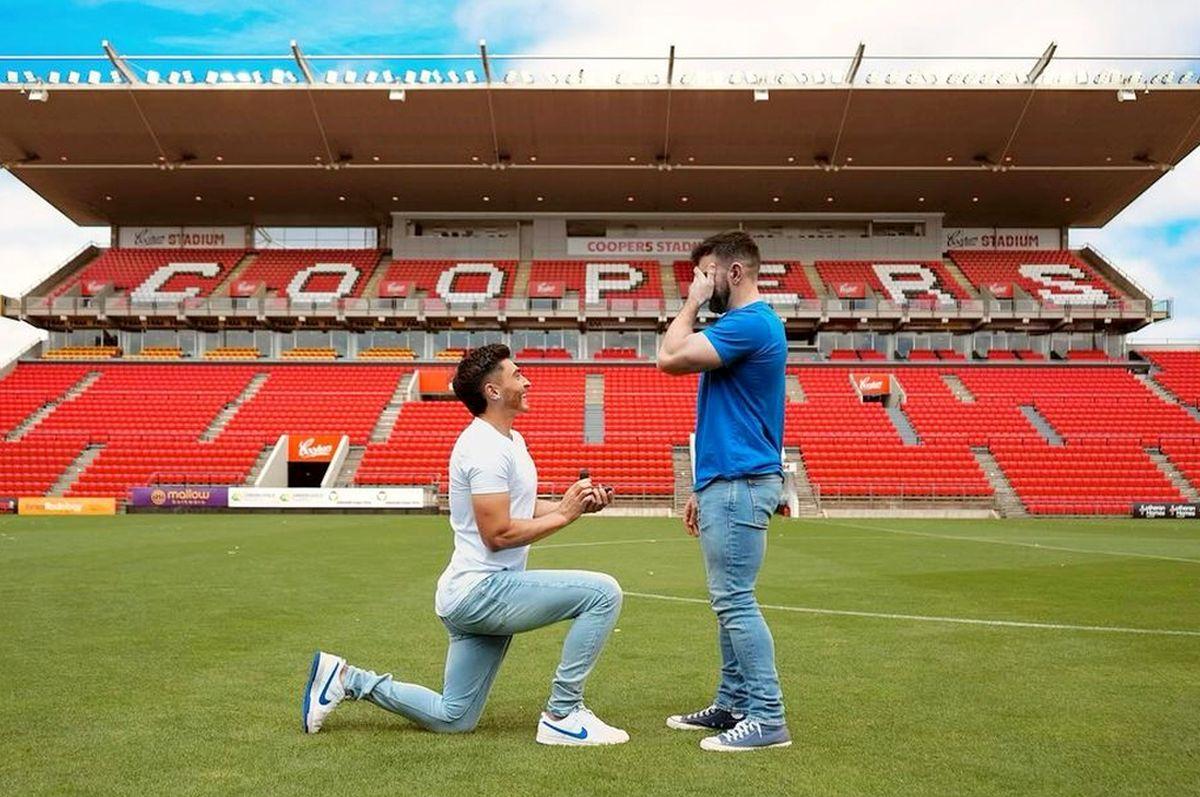 Primul fotbalist activ care a dezvăluit că este homosexual și-a cerut iubitul în căsătorie: „Mi s-a părut firesc să o fac pe stadion”