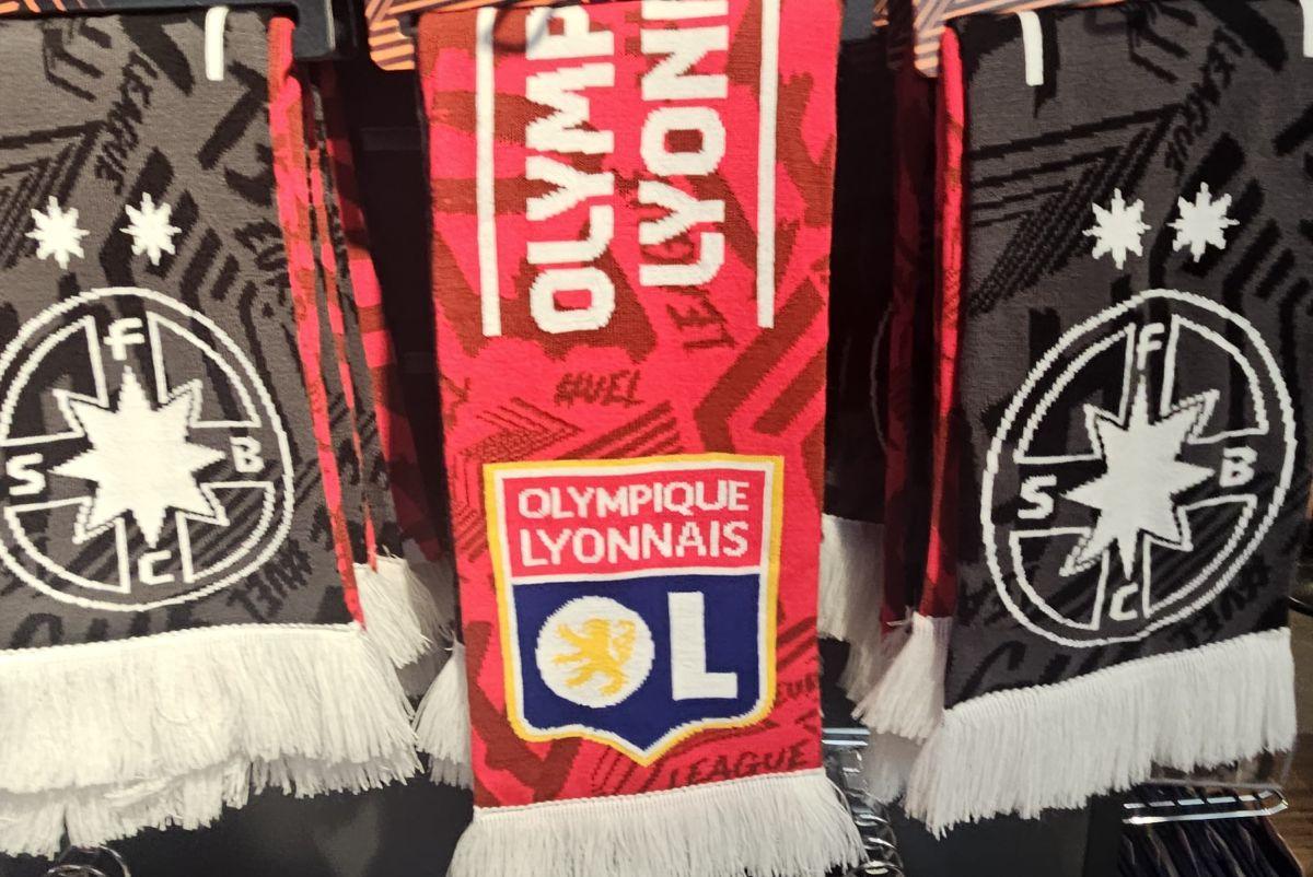 Poftiți în universul lui Olympique Lyon: incursiune din scoarță în scoarță în magazinul oficial al francezilor