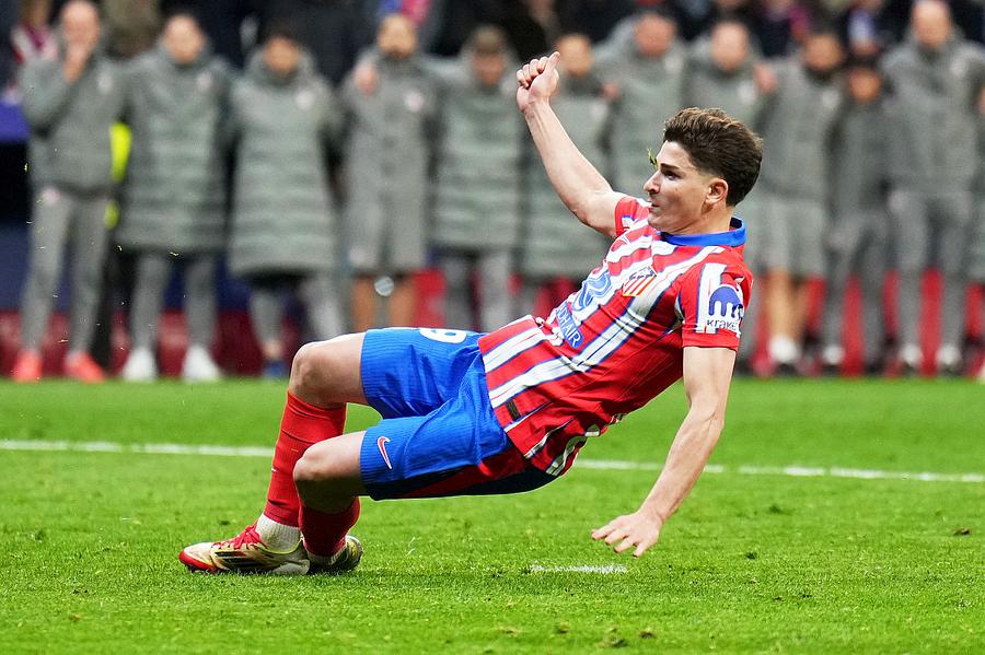 Julian Alvarez a alunecat în momentul executării penalty-ului // foto: Guliver/gettyimages Ce a spus Hansi Flick despre penalty-ul controversat marcat de Julian Alvarez + Cum a prefațat derby-ul cu Atletico